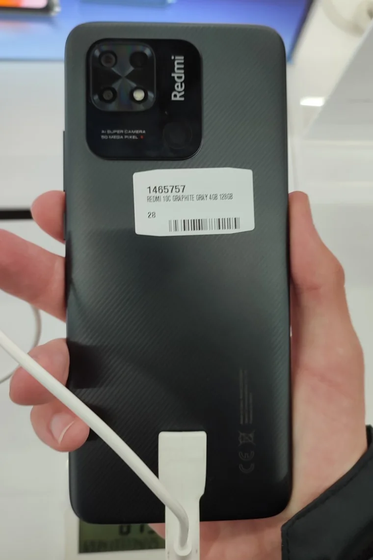 Fotografía real de la tapa trasera del Redmi 10C, con módulo de cámaras y lector de huellas