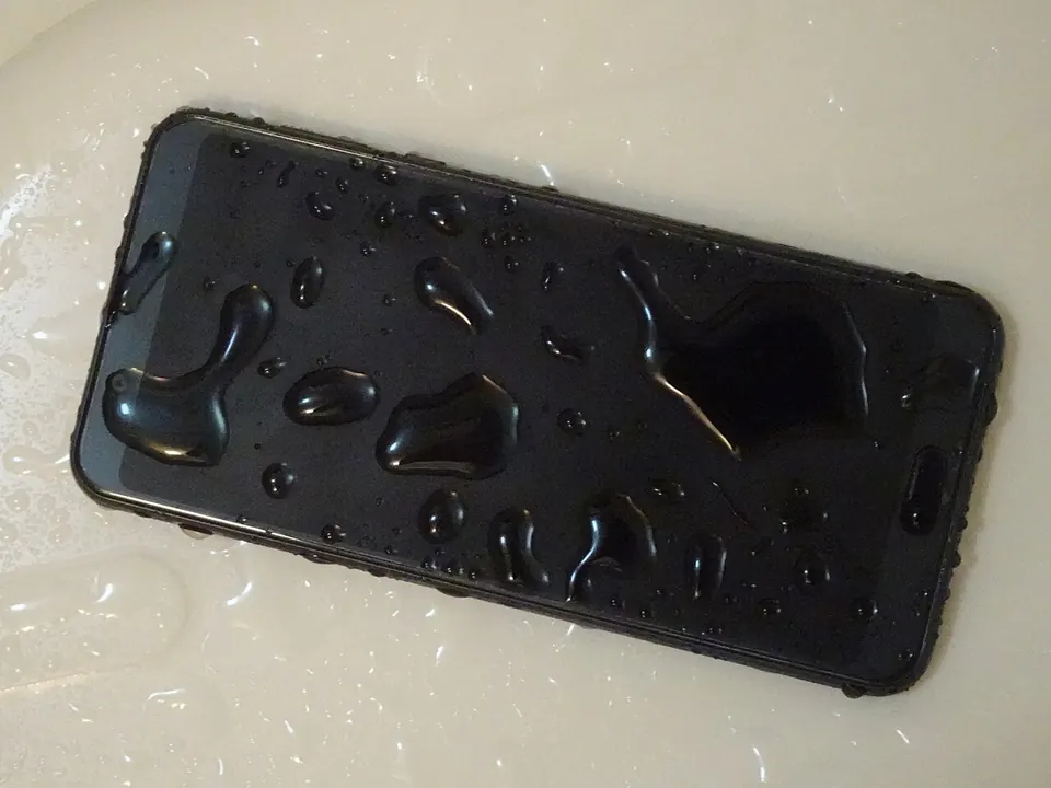Smartphone con la pantalla cubierta de gotas de agua