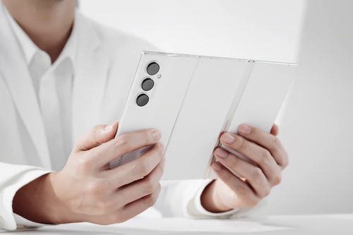 Solo era cuestión de tiempo que los móviles plegables tuvieran dos pliegues: Tecno acaba de enseñar su propio concepto