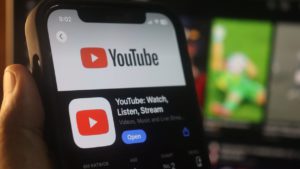 El nuevo chatbot de IA de YouTube: Pregunta de qué van los vídeos para que no tengas que verlos Hace poco más d