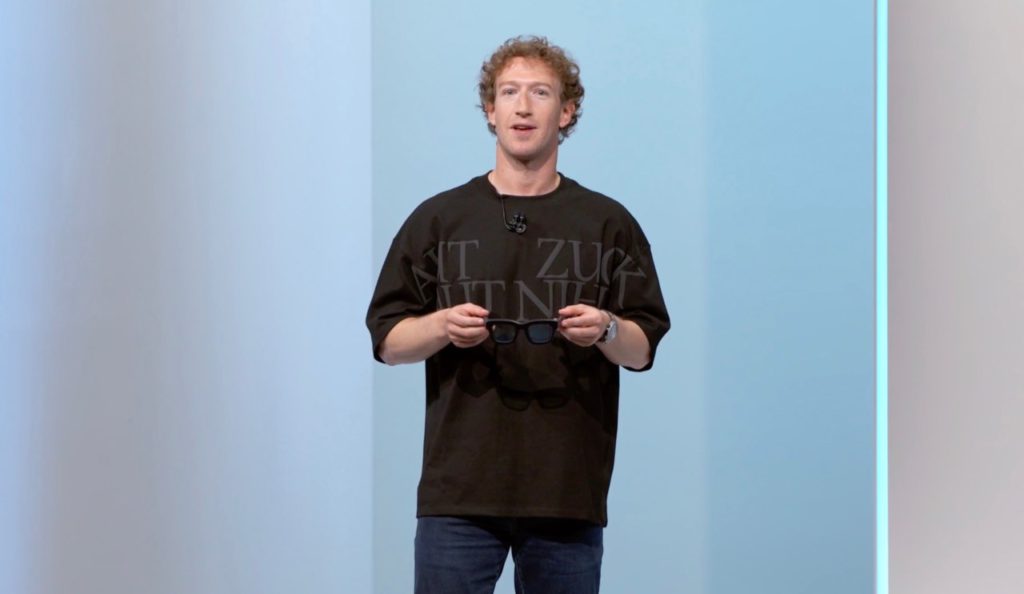 El enigma de la camiseta de Zuckerberg Mark Zuckerberg, el fundador y CEO de Facebook, es conocido por su es