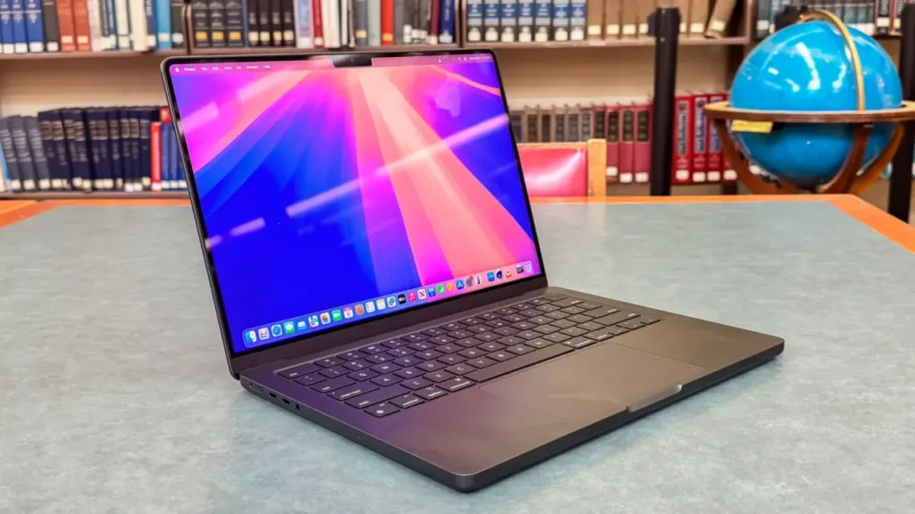 Apple ha actualizado la pantalla del nuevo MacBook Pro de una manera inesperada. Según Ross Young, un reconocido anali