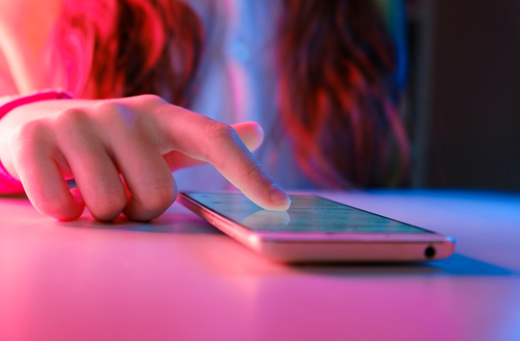 En el último año, el tiempo que los adultos en Reino Unido pasan conectados a internet ha experimentado un notable in