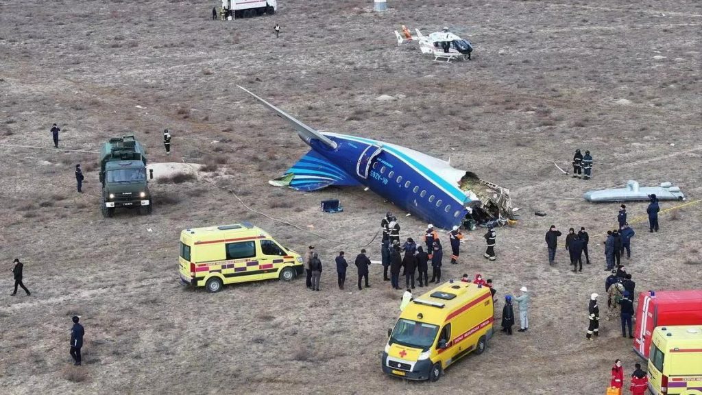 Accidente aéreo en Kazajistán: Detalles impactantes Un avión de Azerbaijan Airlines se estr