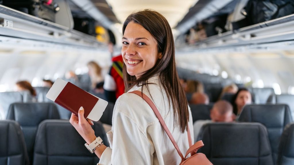 Trucos para llegar renovado tras un vuelo largo Tras horas atrapado en una cabina, al fin aterrizas. La opor