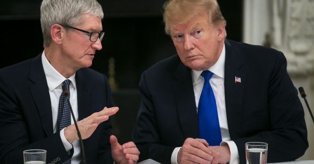Tim Cook y Trump: Encuentro crucial en Mar-a-Lago Este viernes, el CEO de <a href="https://www.apple
