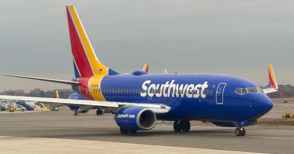 US DOT enfrenta a Southwest Airlines por vuelos retrasados El Departamento de Transporte de Estados Unidos (