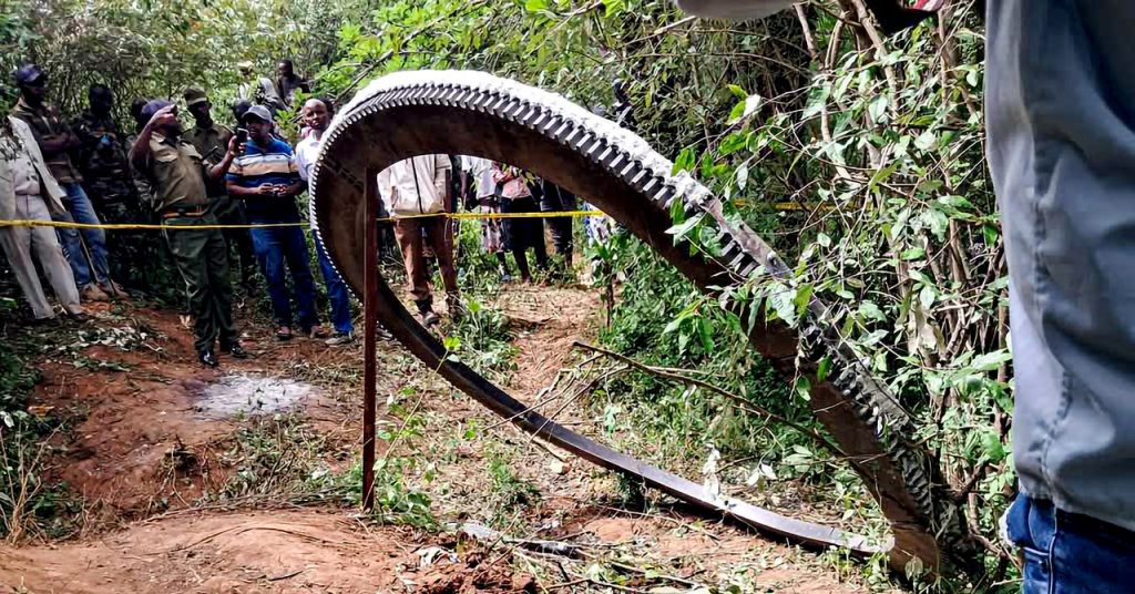 Intrigante anillo metálico cae en Kenia Un asombroso descubrimiento ha captado la atención del mundo. A fina