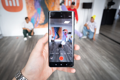Xiaomi se ha vuelto loca y ha superado los 3.000 nits de brillo en sus últimas gamas medias. La competencia ni se acerca y tiene un serio problema